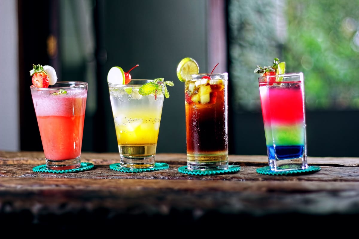 Cocktails und erfrischende Getränke an der Bar